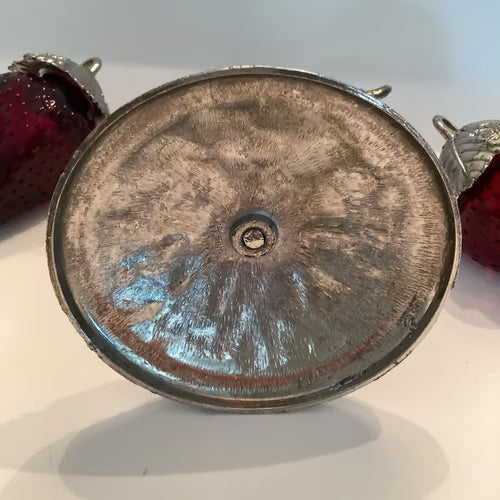 Vintage Strawberry-Shaped Salt and Pepper Shaker Set – A Charming Addition to Your Dining Table 🍓