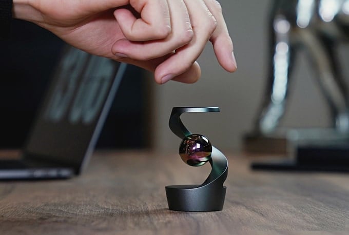 🎁 The Coolest Desk Toy Ever: Mezmoglobe Luna – Spinning Kinetic Sculpture for Focus, Stress Relief & Mind-Blowing Magic 🌟